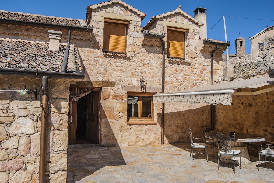 Casa Rural La Fuente del Poval en la provincia de Segovia, para 8 personas. Con billar, futbolín, WIFI, barbacoa y chimenea.