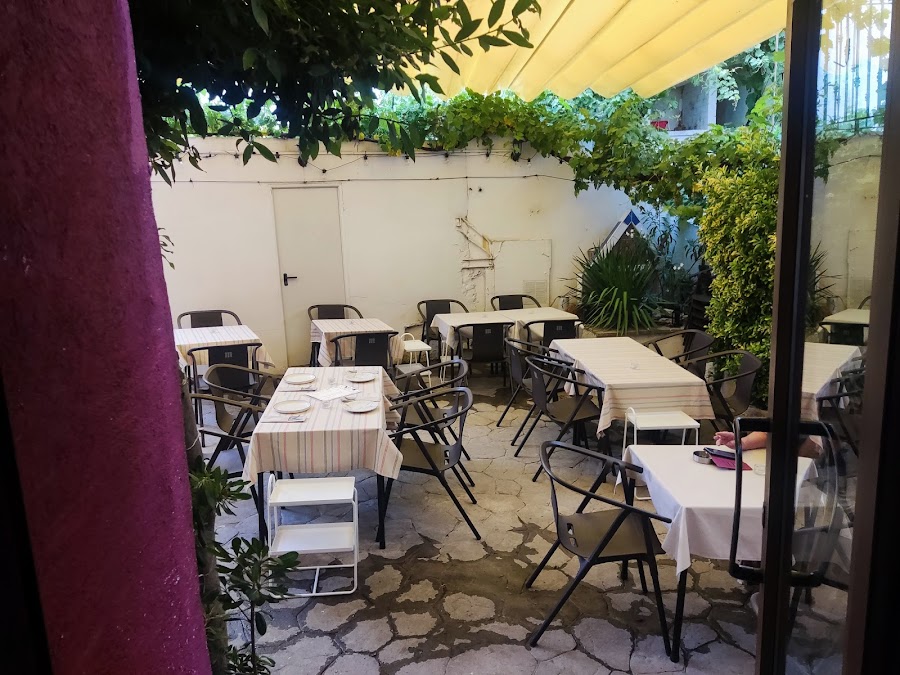 El Patio Bar con Cocina